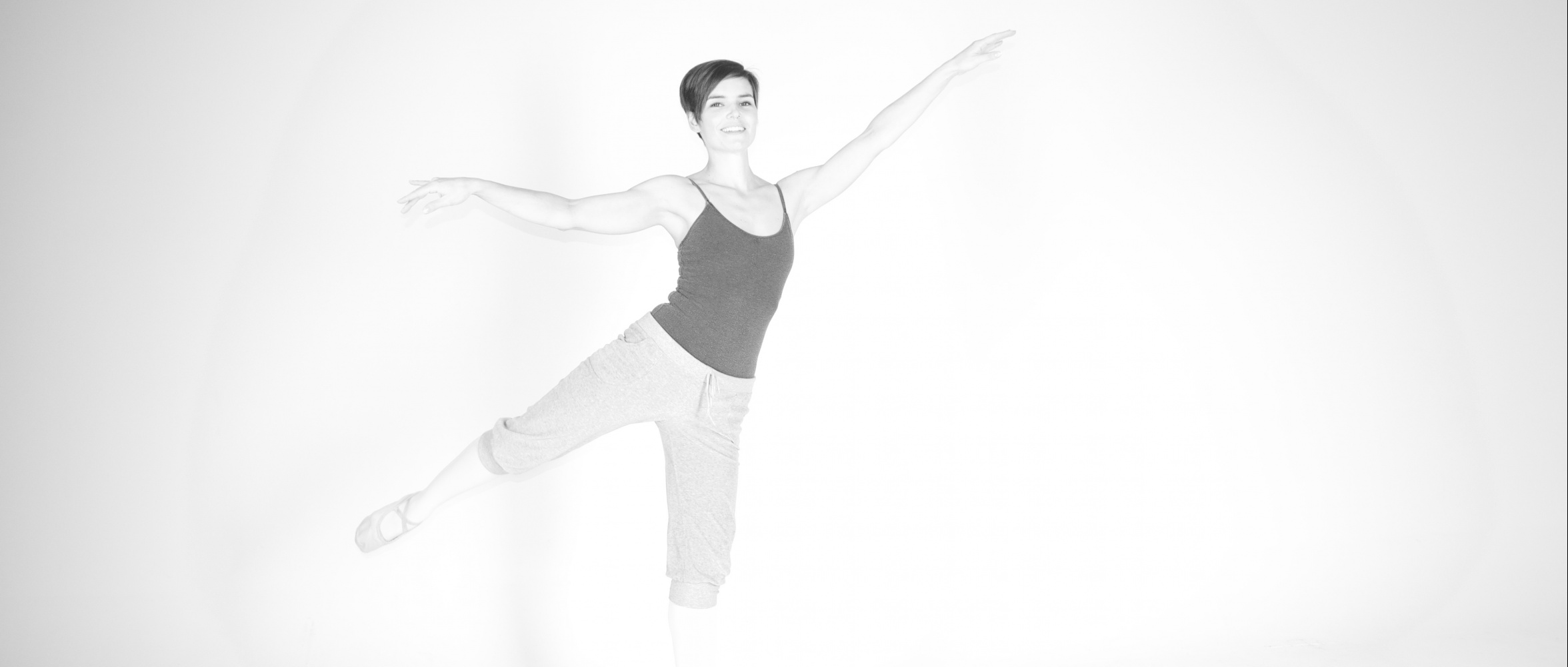 Erwachsene Balletttänzerin beim Training im Studio Nett & Friends – elegante Haltung und klassisches Balletttraining in motivierender Atmosphäre.