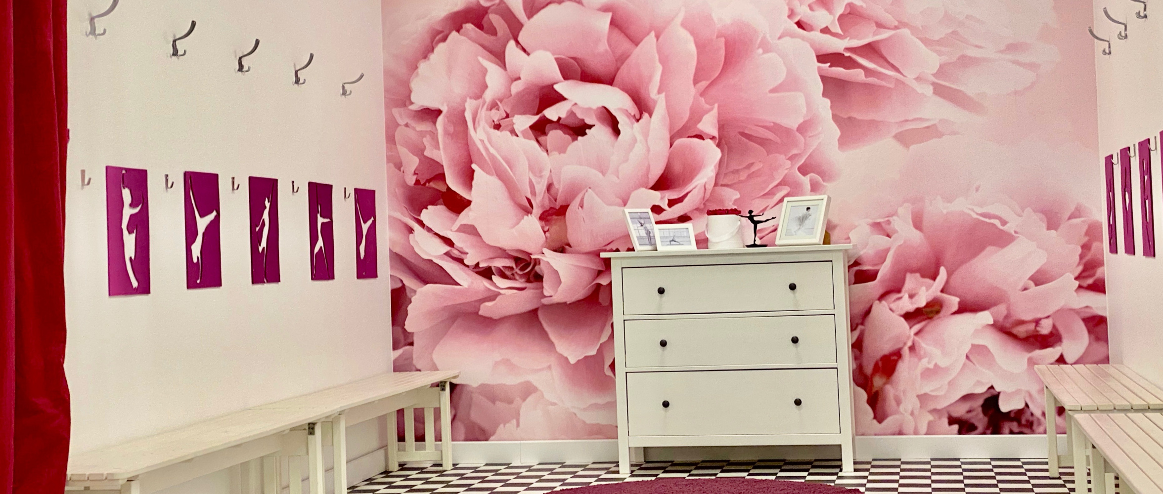 Damenumkleide mit rosa Fototapete Pfingstrosen und heller Kommode