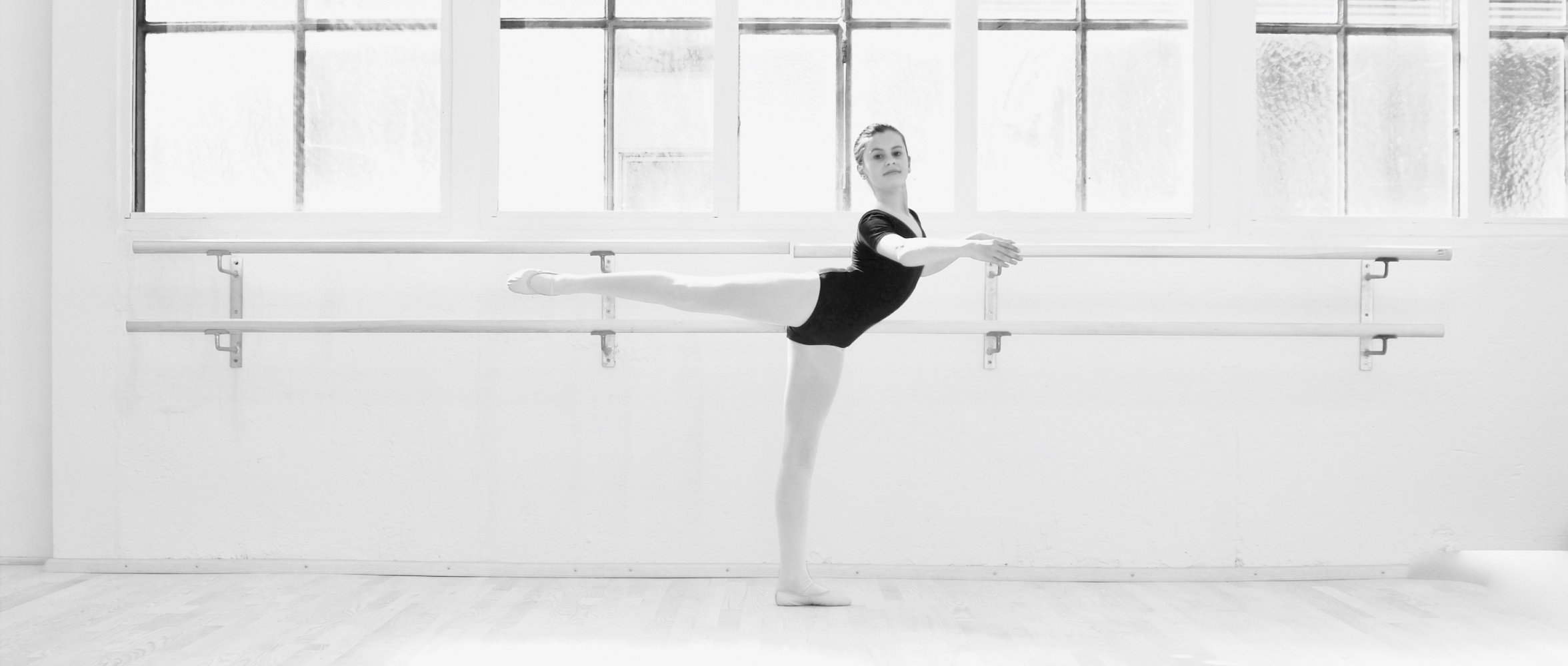 Junge Ballerina übt an der Ballettstange in der Ballettschule Nett & Friends Köln