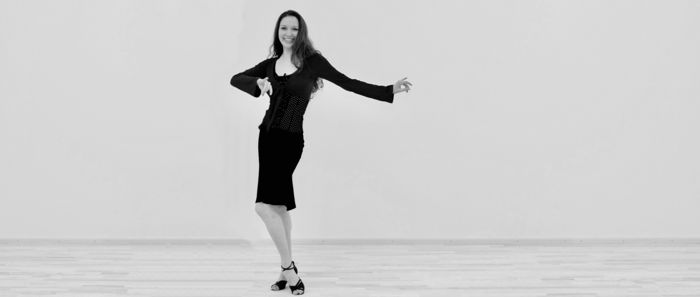 Teilnehmerin tanzt Salsa Ladystyle im Tanzsaal Köln