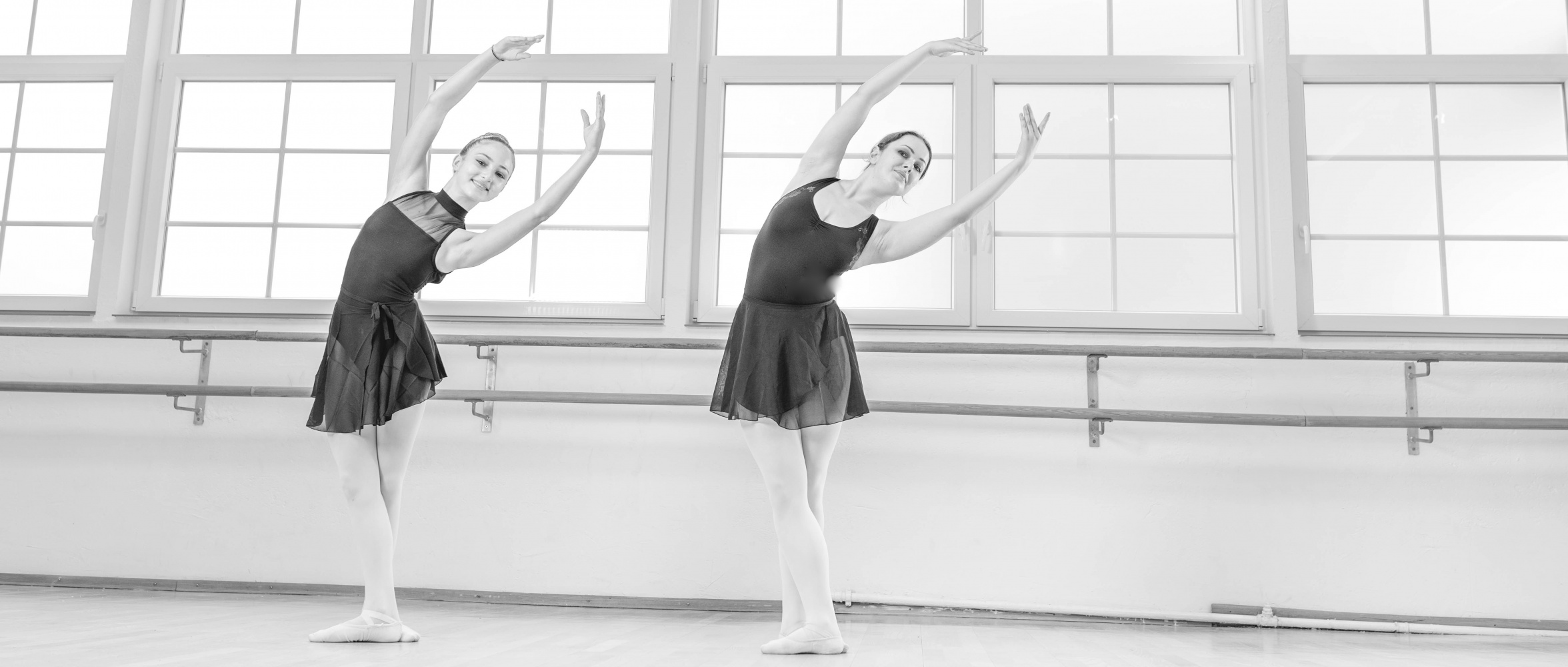 Zwei Tänzerinnen, Trainerin und Schülerin in Pose im Ballettsaal Köln