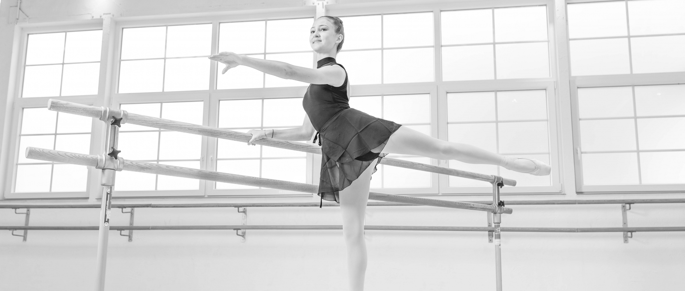 Teilnehmerin übt Arabesque auf Spitze im Tanzstudio Köln