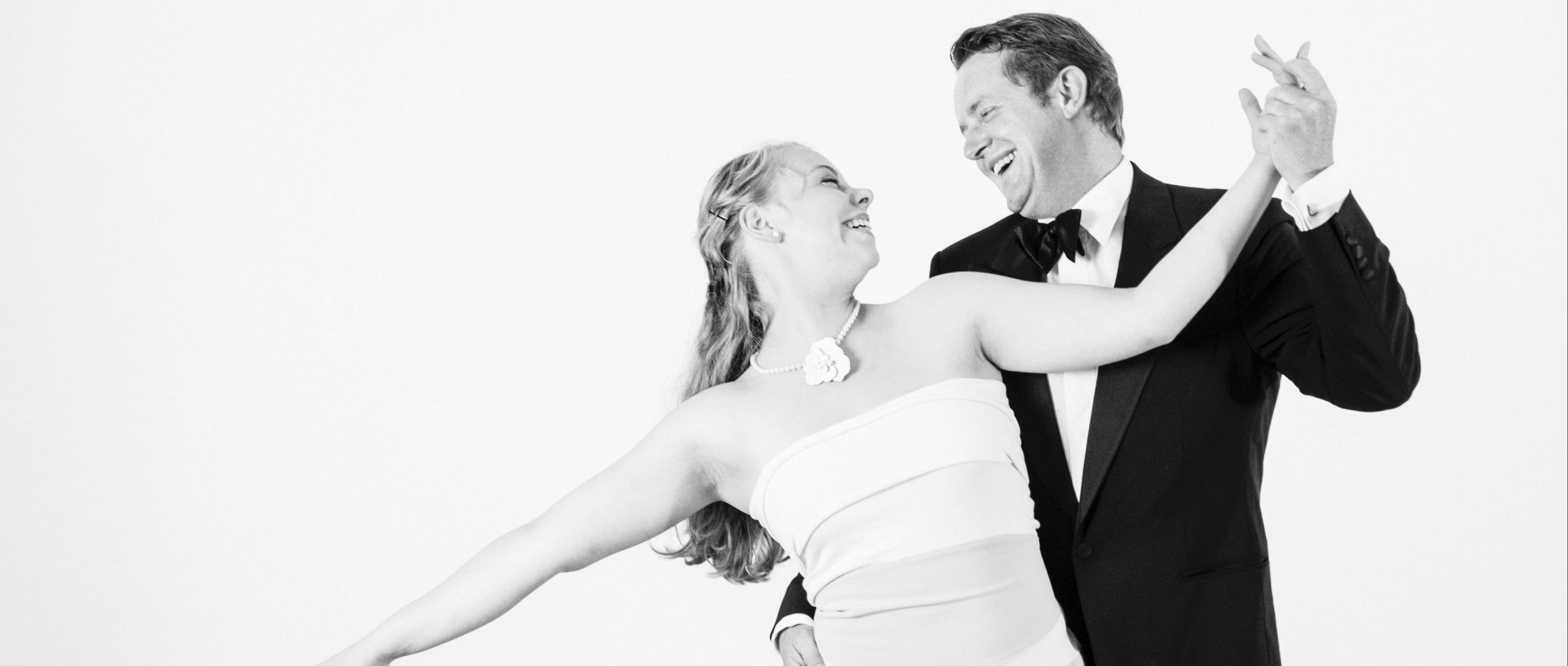 Hochzeitspaar tanzt im Tanzsaal bei Nett & Friends
