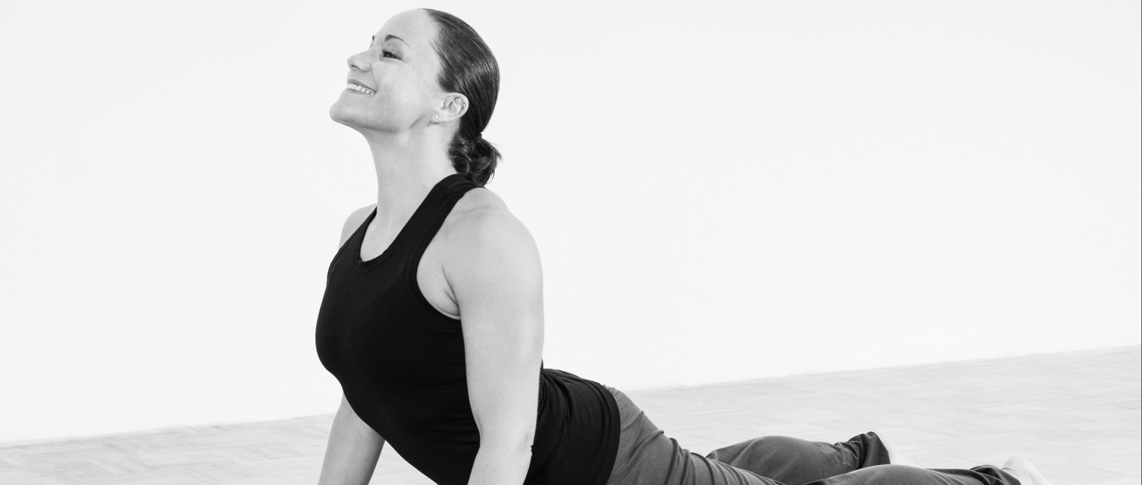 Schülerin im heraufschauenden Hund beim Workout-Yoga in Siegburg