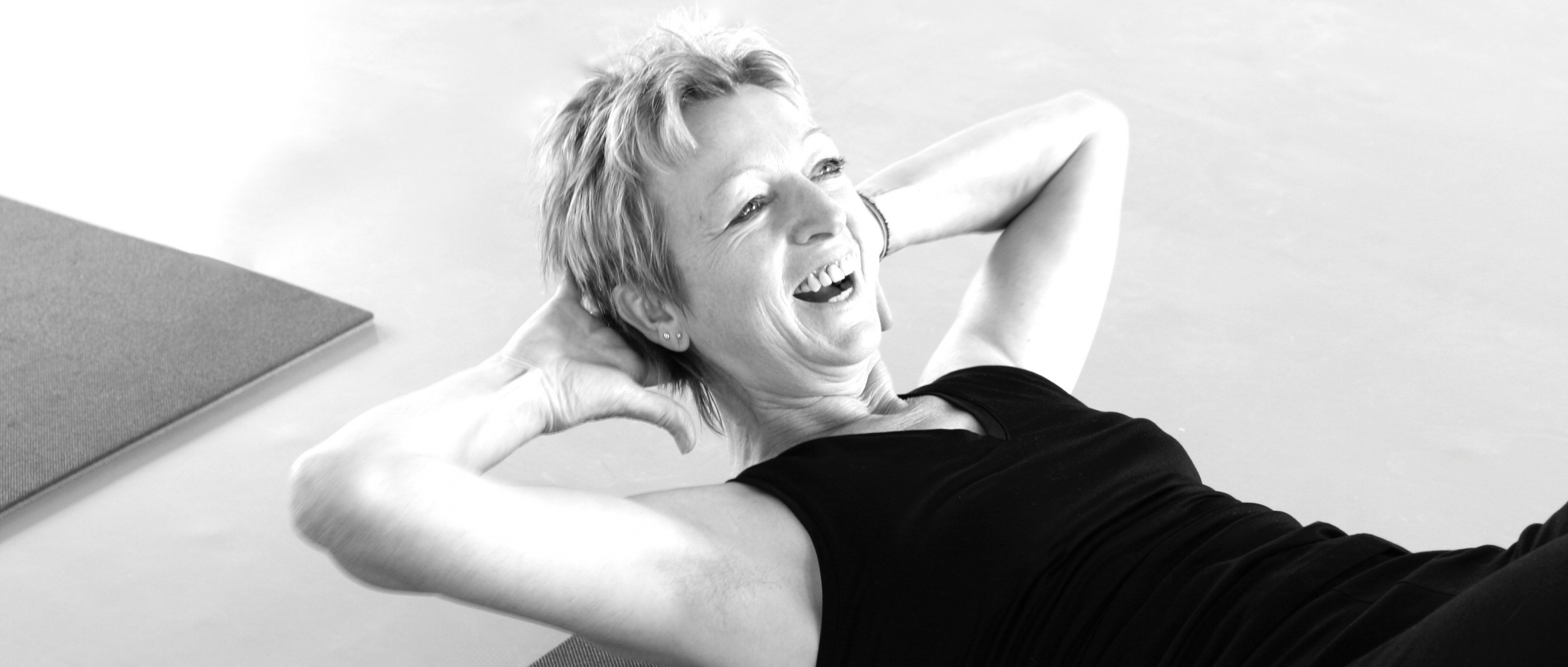 Teilnehmerin macht Sit-up im Pilates-Training Siegburg