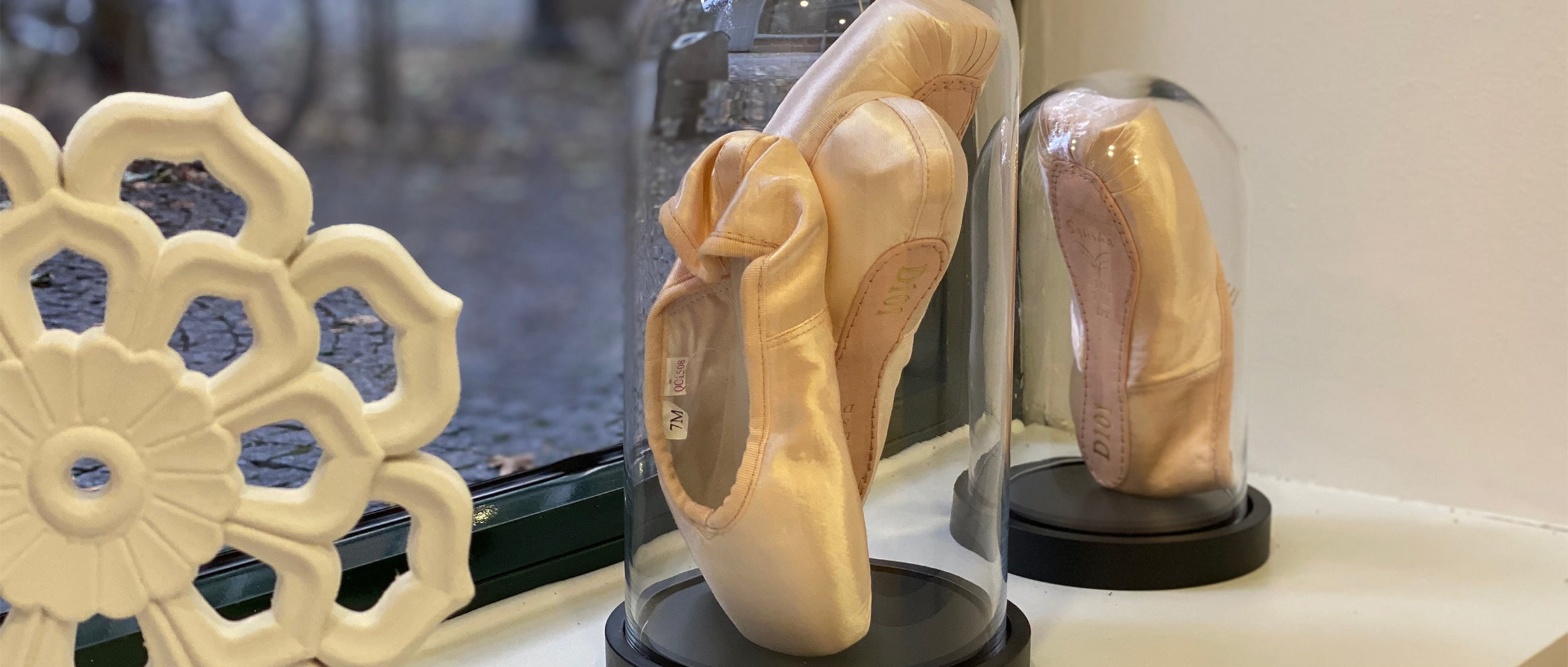 Spitzenschuhe als Deko im Fenster in unserer Tanzschule Köln-Innenstadt