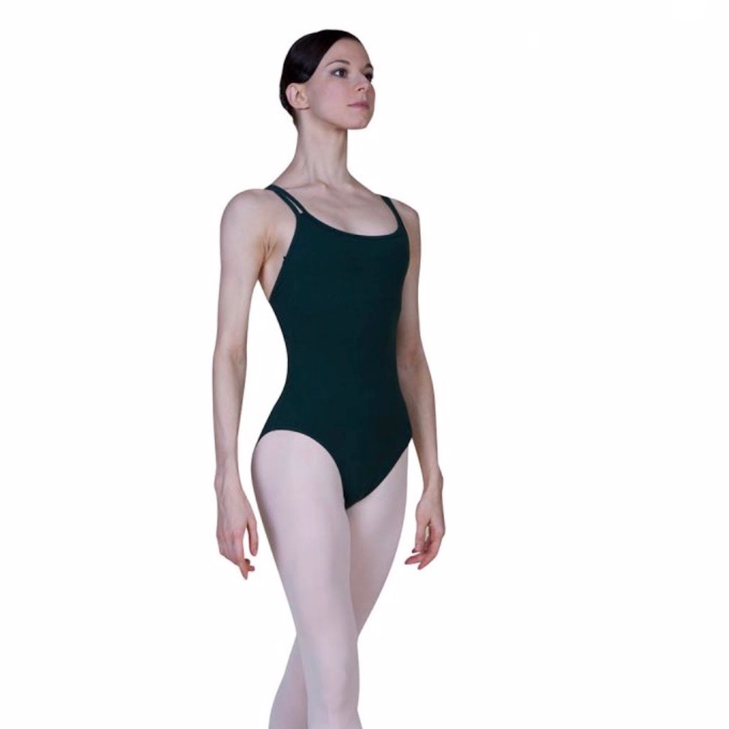 Balletttänzerin in Pose zeigt das Scarlet Trikot mit seinen doppelt-gekreuzten Trägern, freigestellt auf weiß, Hervorhebung von Rücken und Silhouette.