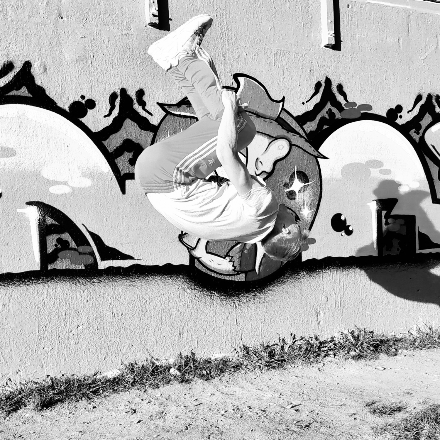 Kilian zeigt Rückwärtssalto vor Graffitiwand – Dynamik, Kraft und urbaner Style