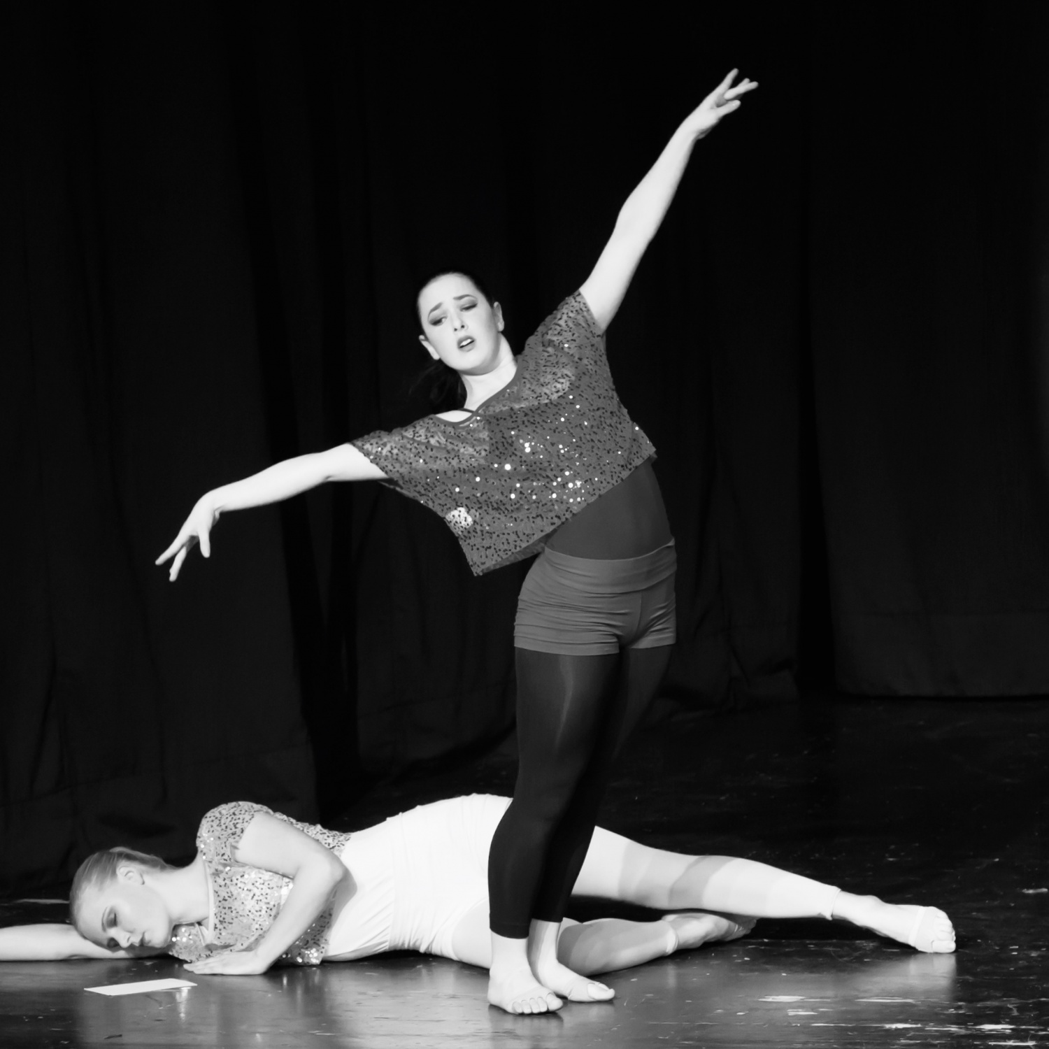 Noa Torney im Modern-Duo auf der Bühne – Ausdruck, Vertrauen und Synchronität in Bewegung