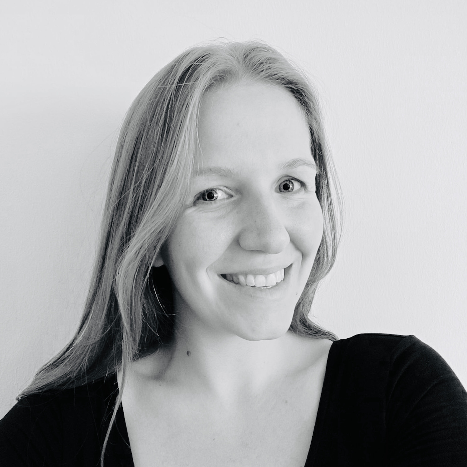 Porträt von Anja Mielcarski – Tanzlehrerin für Paartanz, Standard/Latein & Discofox.