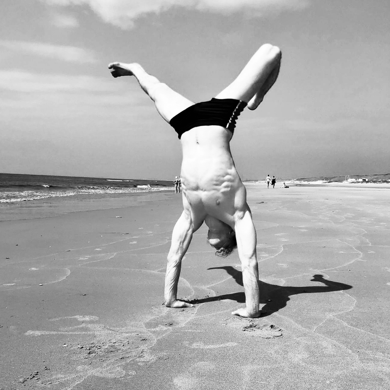 Samu Chourafa im Handstand am Strand – Balance, Stärke und Freiheit in Bewegung