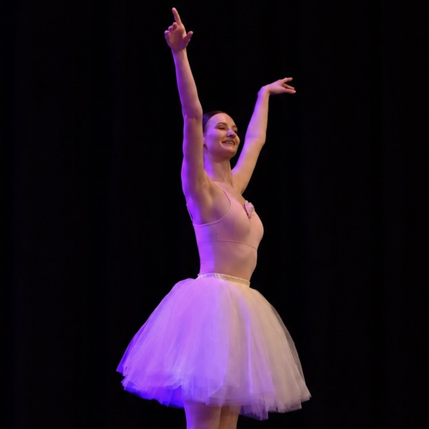 Emily bei einer Ballettaufführung im rosa Tutu auf der Bühne.