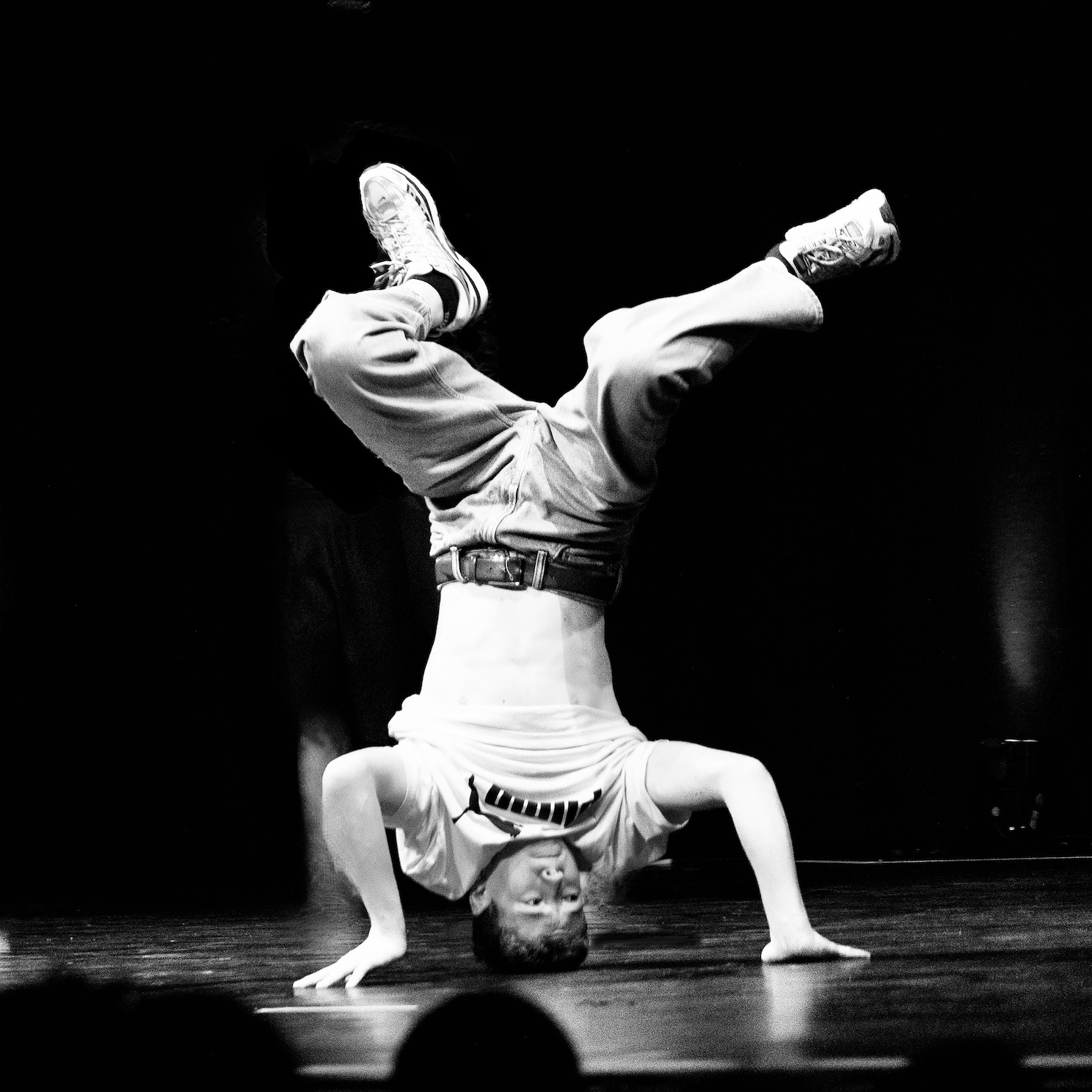 Alan Schletz beim Breakdance – kraftvoller Handstand mit perfekter Balance.