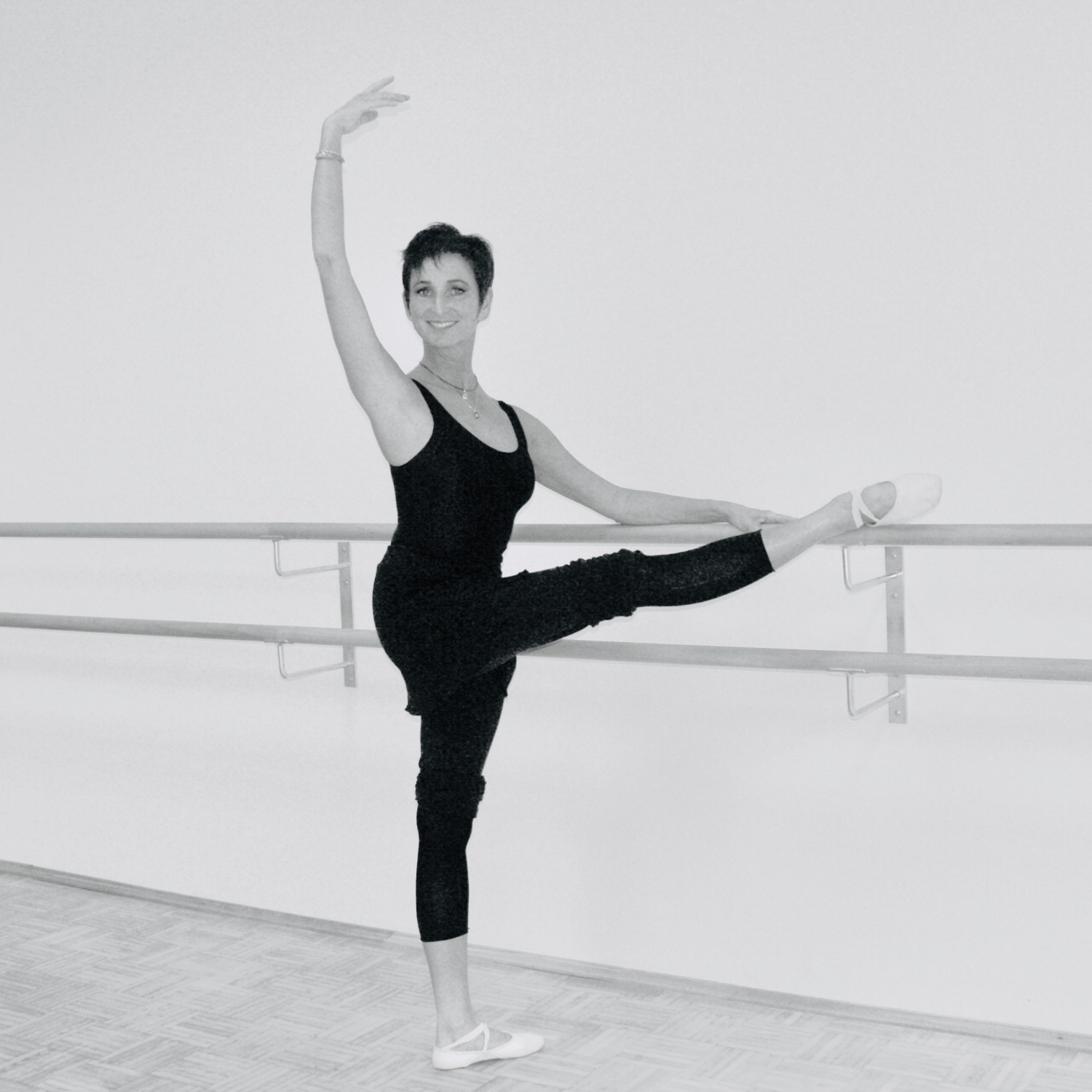 Tania Czayka mit Bein auf der Ballettstange in eleganter Pose im Tanzsaal – Ausdruck, Haltung und Präzision
