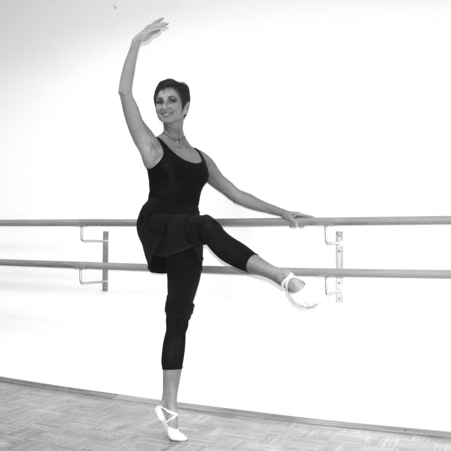 Tania Czayka in klassischer Ballettpose an der Stange im Tanzsaal – Anmut und Technik