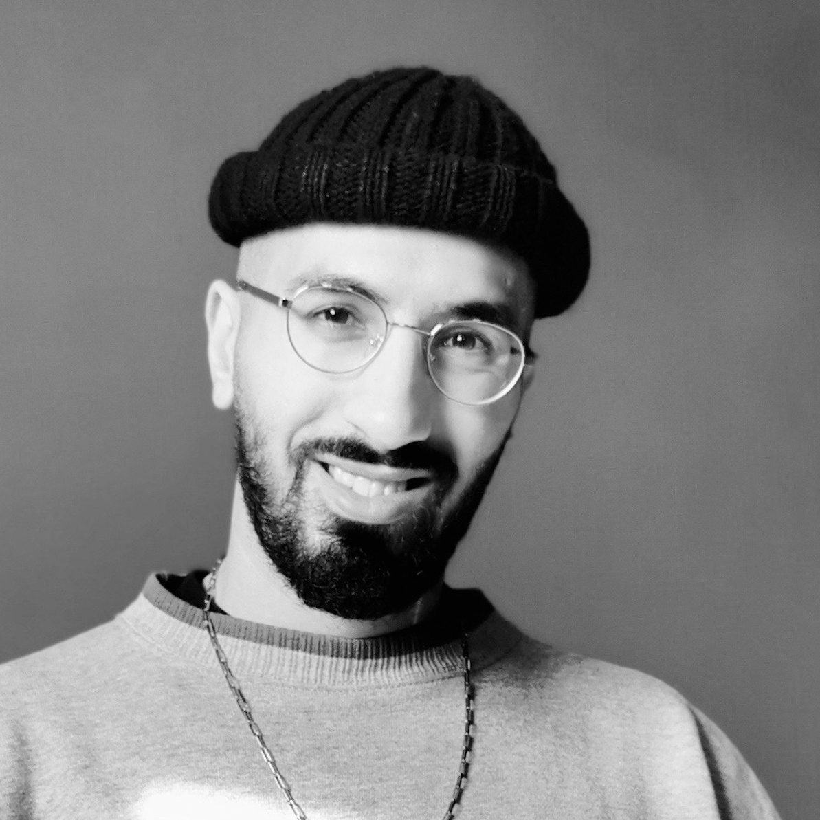 Milad Samim Porträt mit Brille und Mütze – charismatischer Hip Hop Tänzer bei Nett & Friends Köln & Siegburg