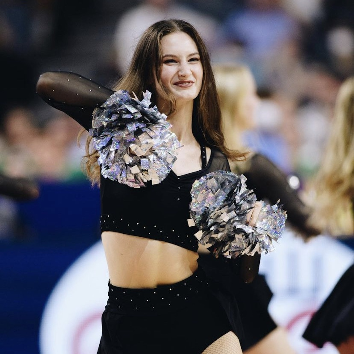 Emily Volik als Cheerleaderin des Baskets Danceteams – energiegeladene Pose mit strahlender Ausstrahlung auf dem Spielfeld.