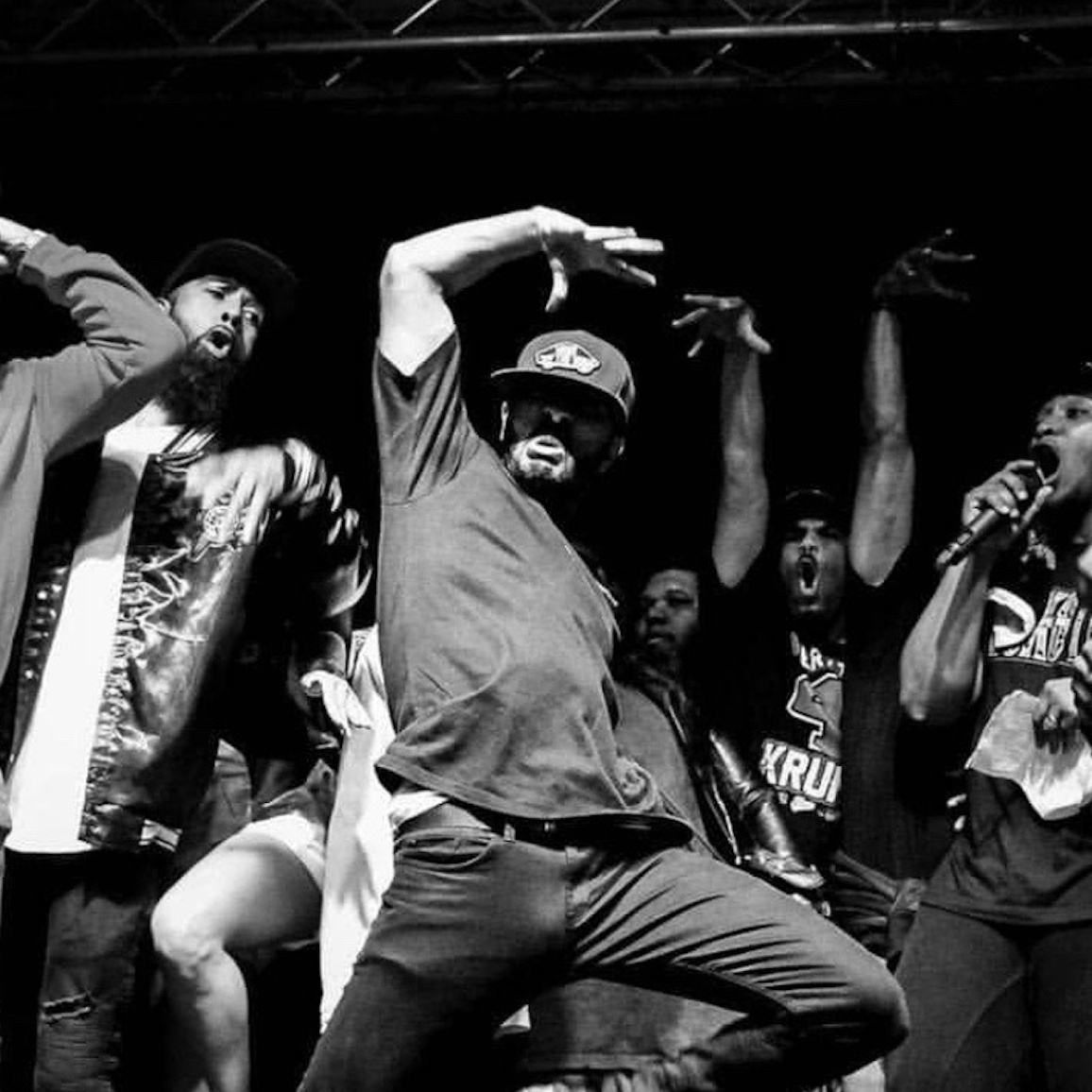 Milad Samim zeigt Krump-Pose im Tanzstudio – Power, Technik und Leidenschaft