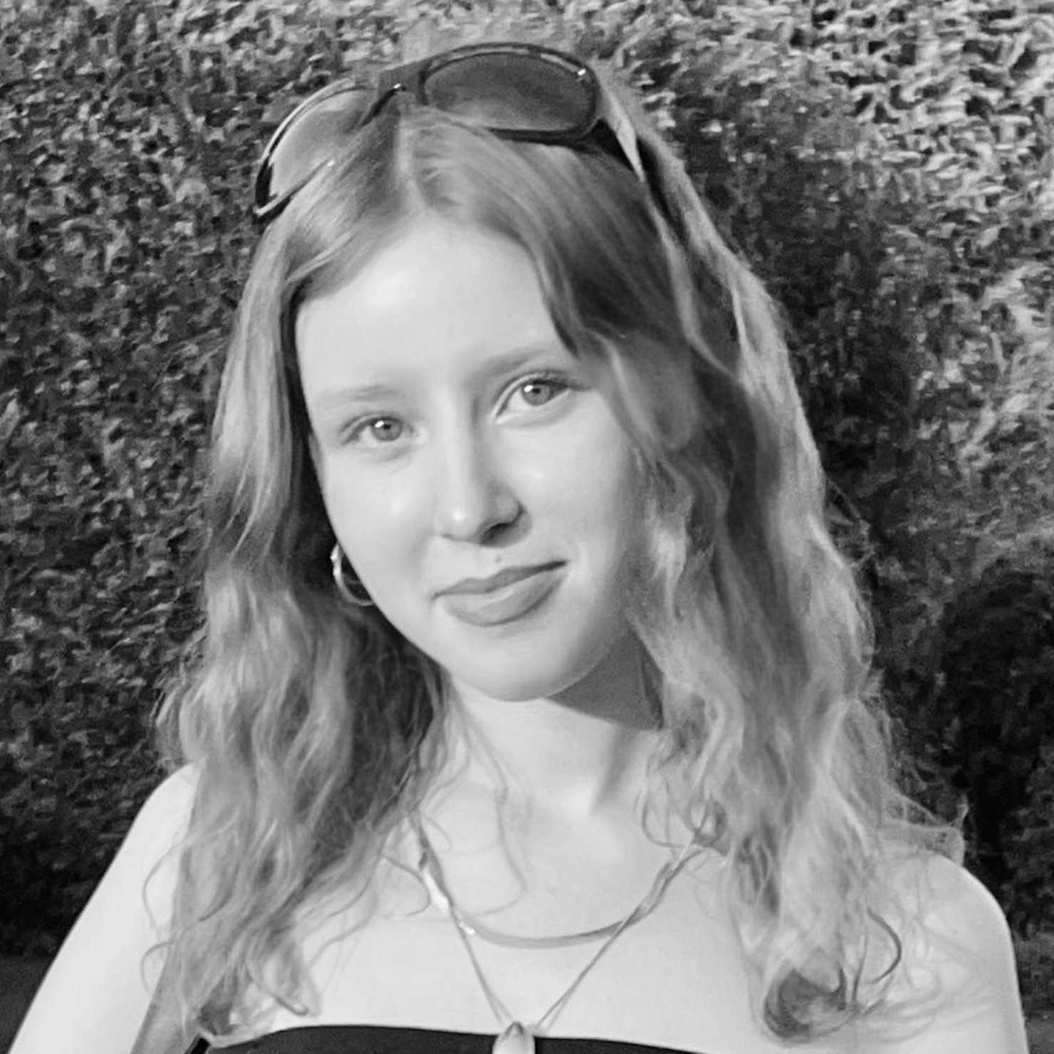 Porträt von Taylor Elaine Fox – Empfang & Organisation im Studio Siegburg.