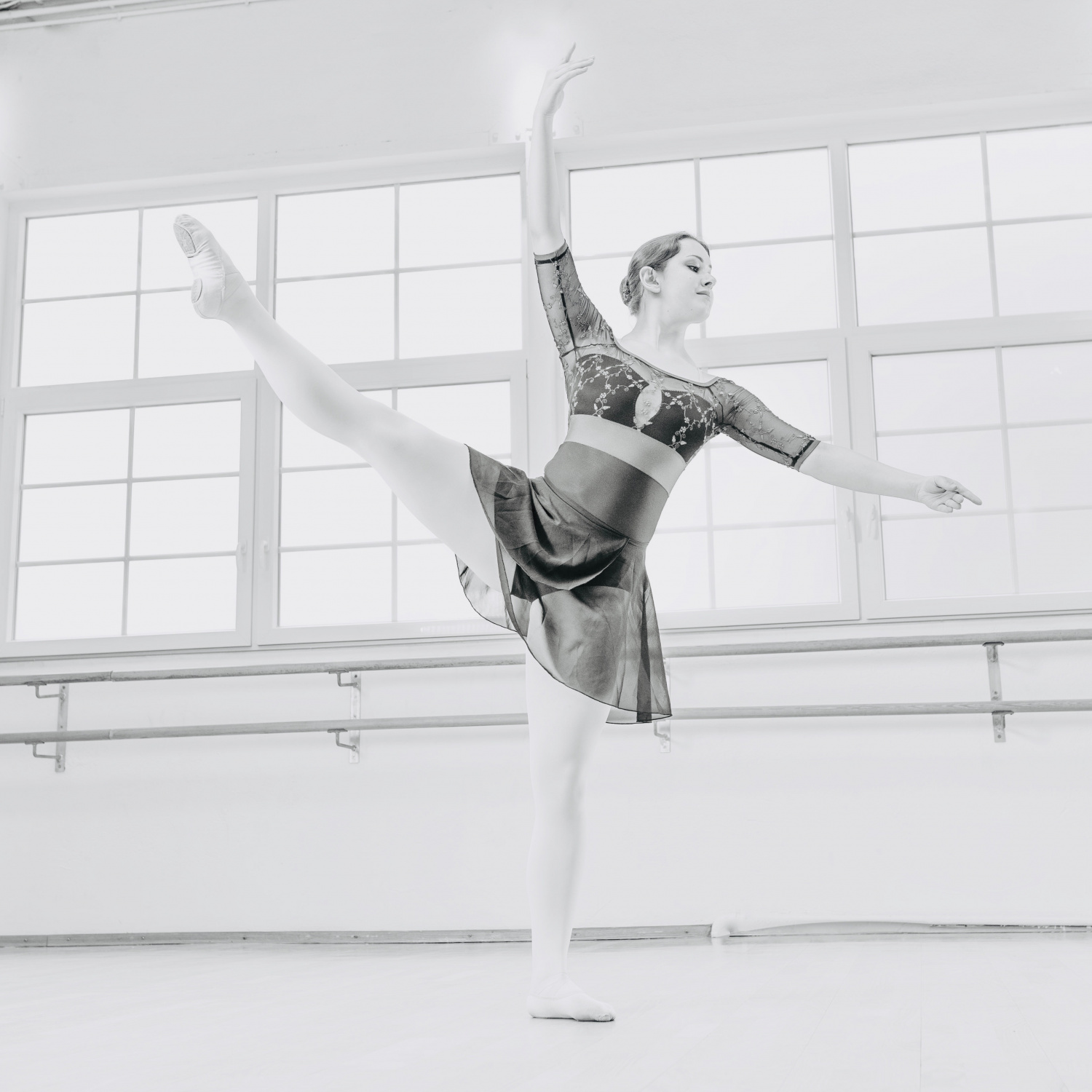 Noa Torney in klassischer Ballettpose mit gehobenem Bein – Eleganz, Haltung und Körperkontrolle
