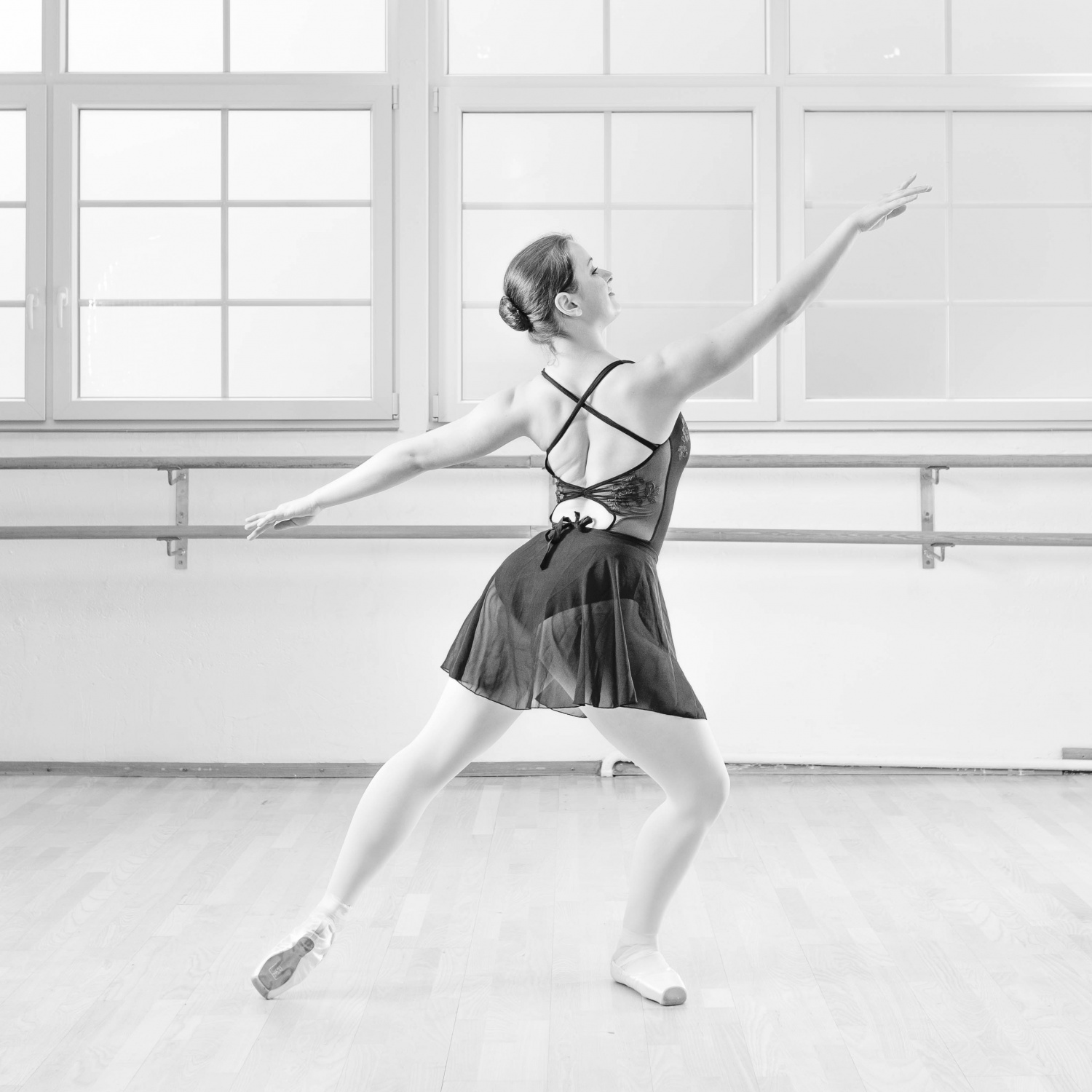 Noa Torney in klassischer Ballettpose – Anmut, Haltung und Ausdruck im Tanz
