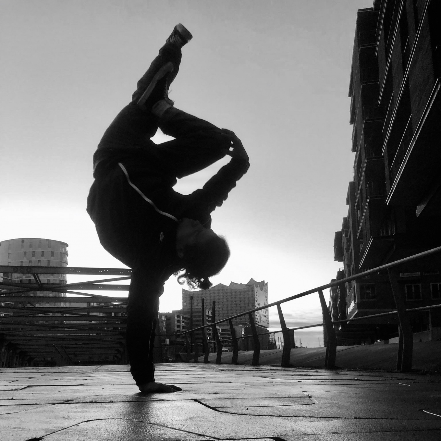 Samu im Handstand während Breakdance-Performance – Kontrolle und Präzision