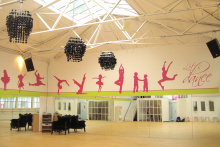 Heller, hoher Tanzsaal der Tanzschule Nett & Friends Köln-Ehrenfeld – stilvoll umgebaute Industriehalle mit großen Fenstern und besonderem Charme.