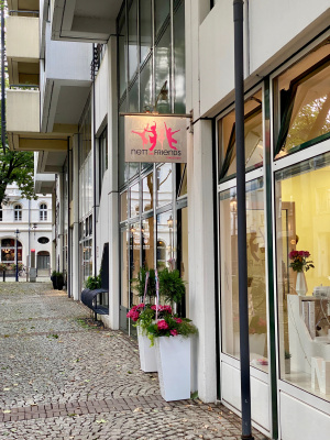 Helle Fensterfront der Tanzschule Nett & Friends Köln-Innenstadt mit einladender Außengestaltung im Brigittengässchen.